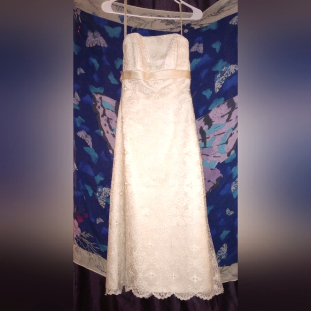 NWOT SIZE 4 TEA-LENGTH STRAPLESS WEDDING DRESS FROM DAVIDS BRIDAL.NEVER ALTERED